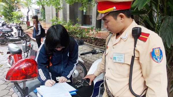 Tin tức trong ngày - Bí mật ghi hình trẻ không đội mũ bảo hiểm