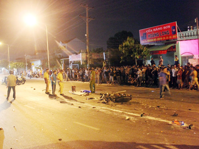 Tin tức trong ngày - Vợ tử nạn, chồng nguy kịch sau cú đối đầu ô tô