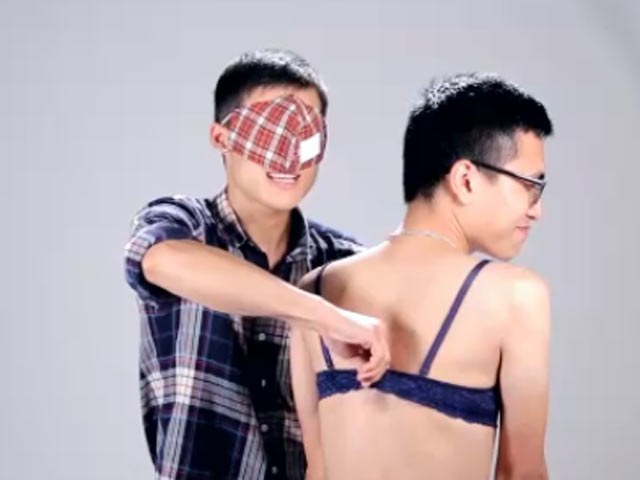 Bạn trẻ - Cuộc sống - Đàn ông "loay hoay" mặc áo lót phụ nữ