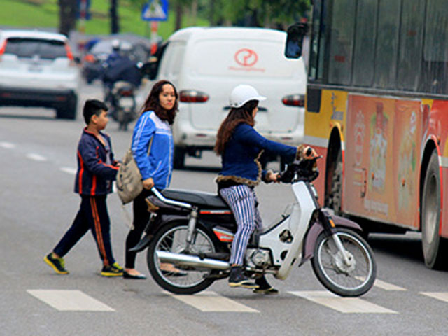 Tin tức trong ngày - 1001 cách "vượt" chốt giao thông của người... đầu trần