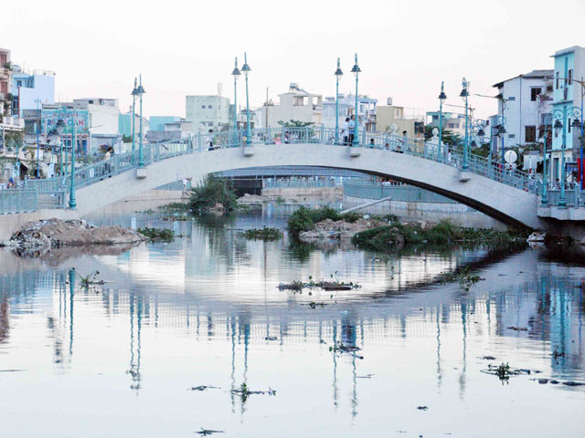 Tin tức Việt Nam - Kênh nghìn tỷ ở TPHCM nhếch nhác với bèo rác, đất đá