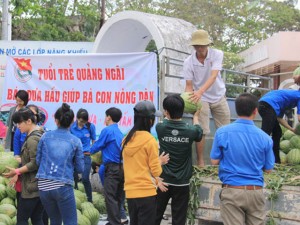 Tin tức trong ngày - Bí thư, Phó bí thư Tỉnh đoàn cùng ra bán dưa giúp dân