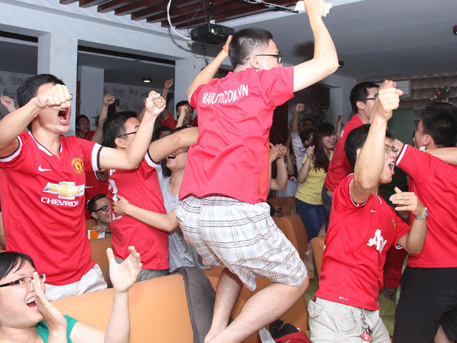 Bóng đá - MU "dội mưa gôn", fan Việt hò hét át tiếng mưa