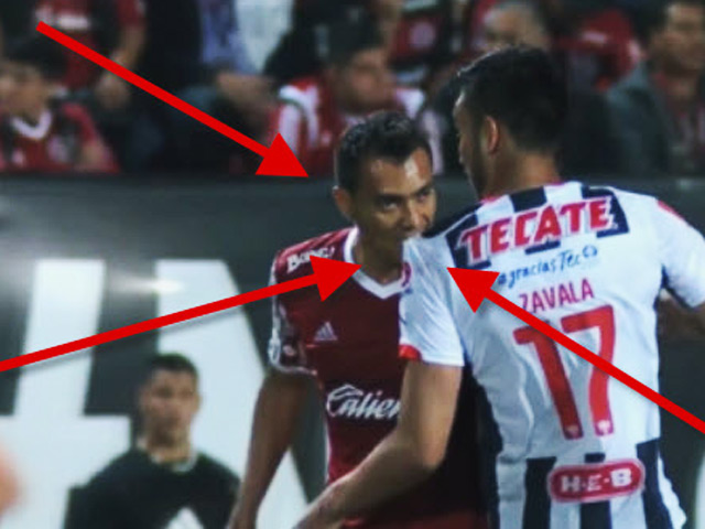 Video bóng đá hot - Clip "độc" 6-13/4: Cựu sao La Liga cắn người