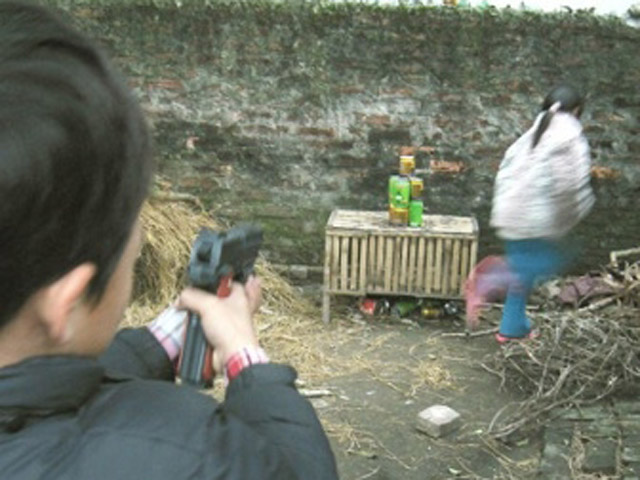 Pháp luật - Bạn trai "nghịch" súng, một cô gái bị thương