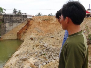 Tin tức trong ngày - Doanh nghiệp &quot;lén&quot; nổ mìn, hàng chục nhà dân bị nứt