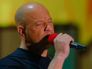 Ca nhạc - MTV - Vin Diesel hát tưởng niệm Paul Walker trên sân khấu MMA 2015