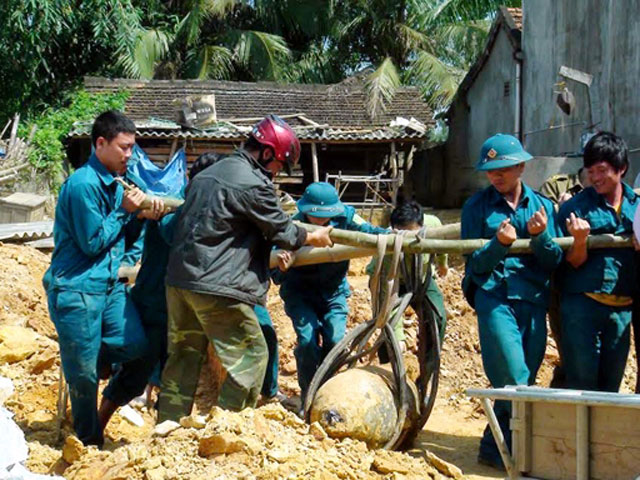 Tin tức trong ngày - Tá hỏa phát hiện quả bom nửa tấn dưới móng nhà