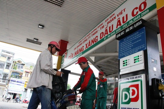Tin tức trong ngày - TPHCM: Đổ phải xăng lẫn nước, hàng chục người được đền