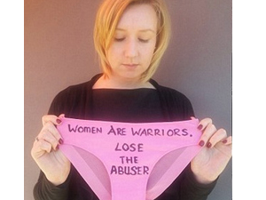 Bí quyết mặc đẹp - Kỳ lạ: Chiến dịch chị em viết chữ lên đồ lót