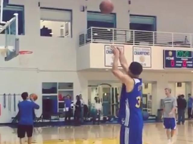 Thể thao - SAO NBA ném rổ cực đỉnh ăn 94/100 quả 3 điểm