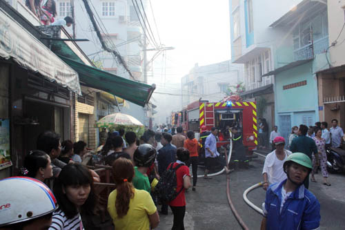 Tin tức trong ngày - Giải cứu cụ bà cùng con gái liệt 2 chân khỏi “biển lửa“