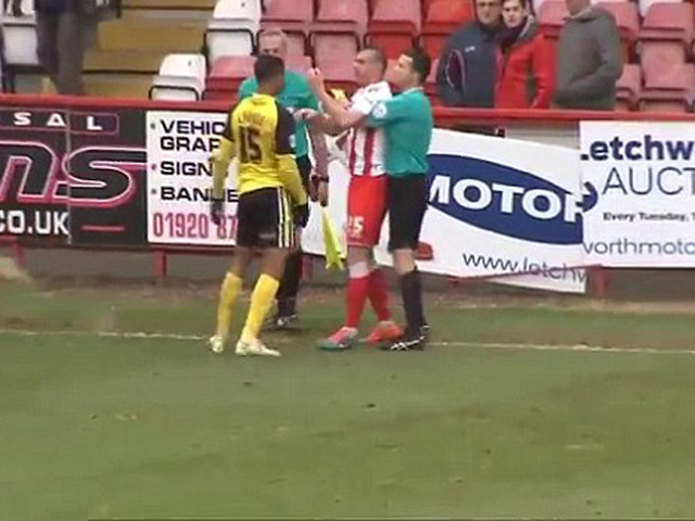 Bóng đá - Bắt chước Suarez, cầu thủ hạng 3 bị treo giò 6 tháng