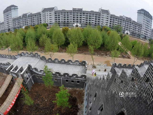 Phi thường - kỳ quặc - Trường học xây "Vạn lý trường thành" 14 tỷ đồng