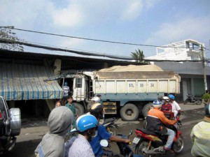 Tin tức trong ngày - Xe ben đâm sập nhà dân, nghi do tài xế “phê” thuốc