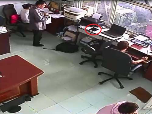 Pháp luật - Clip: Giữa chốn đông người, trộm iPad trong chớp mắt
