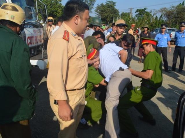 Video An ninh - Clip: Tài xế xe quá tải "quần" nhau với công an