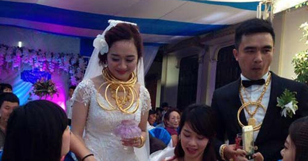 Cô dâu chú rể đeo vàng kín cổ trong lễ cưới