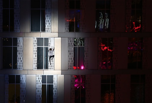 Phi thường - kỳ quặc - Clip “người nhện” tay không chinh phục tòa nhà 75 tầng