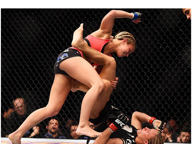 Thể thao - Hoa khôi UFC đánh đàn chị “tơi tả”