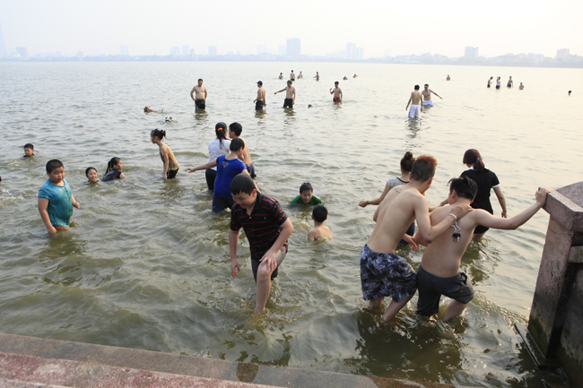 Tin tức trong ngày - HN: Nắng nóng, trẻ bất chấp nguy hiểm xuống Hồ Tây 'giải nhiệt'