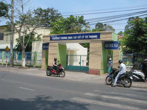 Tin tức trong ngày - Vụ HS lớp 7 bị đánh: Cách chức hiệu trưởng, hiệu phó