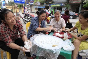 Tin tức trong ngày - Tết Hàn Thực, huy động cả nhà bán bánh trôi, bánh chay