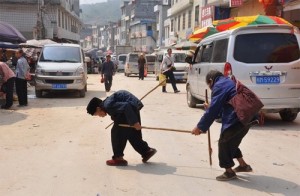 Bạn trẻ - Cuộc sống - Cảm động người vợ còng dắt chồng mù đi khắp nơi