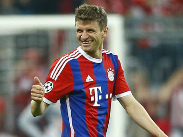 Bóng đá - Bayern "đánh tennis" gây sốc, Guardiola bị rách quần