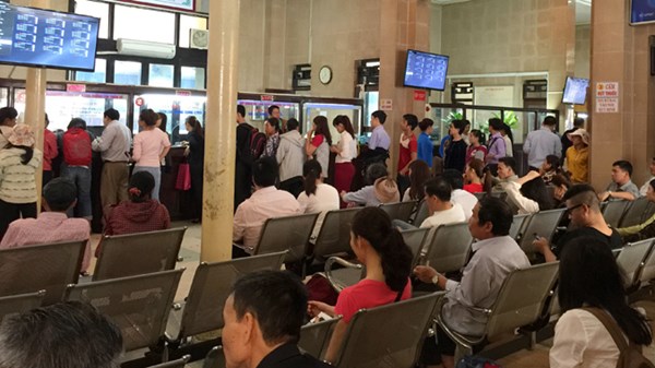 Thị trường - Tiêu dùng - Vé tàu hỏa điện tử: "Cò" lộng hành