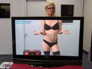 Xu hướng thời trang - Ngỡ ngàng với nữ nhân viên bán hàng "quên quần áo"