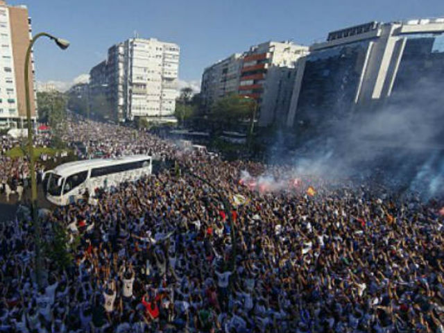 Bóng đá - Biển người chào đón Real như nhà vô địch