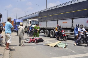 Tin tức Việt Nam - Chồng dừng đèn đỏ, vợ ngồi sau bị xe tải cán chết