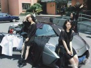 Giới trẻ - Nữ sinh lái Lamborghini đến trường bán quần áo