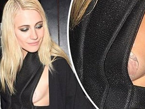 Xu hướng thời trang - Nữ ca sĩ Anh quốc lộ miếng dán ngực vì quá bất cẩn