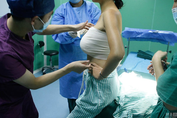 Tình yêu - Giới tính - Vợ nâng ngực "khủng" để giữ chồng