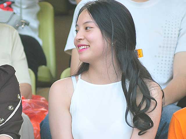 Tin bên lề bóng đá - Hot girl "tỏa sáng" sân Hàng Đẫy tiếp lửa Công Phượng