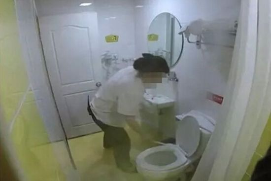 Thế giới - TQ: Nhân viên khách sạn "xịn" lau bồn cầu bằng khăn tắm của khách