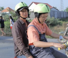 Phim - Trường Giang làm xe ôm, vừa hát vừa đá xéo Lý Hải