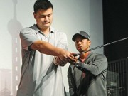 Thể thao - Yao Ming vụng về đánh golf bên Tiger Woods