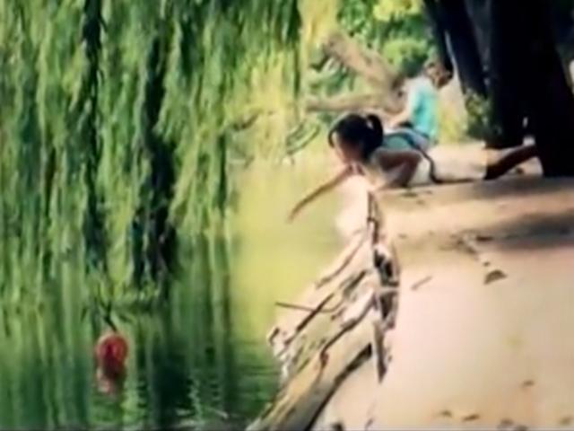 Camera giấu kín: Em bé chơi một mình cạnh hồ nước sâu