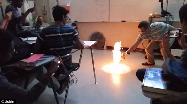 Bạn trẻ - Cuộc sống - Giật mình thầy giáo “đốt lớp” trong tiết Hoá học