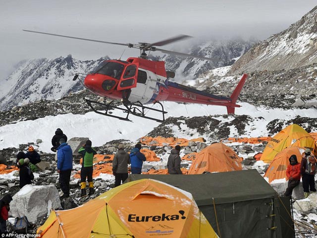 Video: Lở tuyết san phẳng khu trại leo núi Everest
