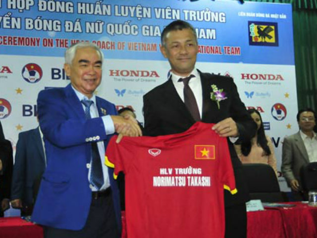 Bóng đá - Thầy nữ huấn luyện nam