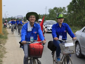 Bạn trẻ - Cuộc sống - SV Thủ đô đạp xe vượt 100 km về Giỗ tổ Hùng Vương