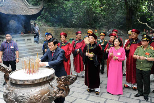 Tin tức trong ngày - Chủ tịch nước dâng hương tưởng nhớ các vị Vua Hùng