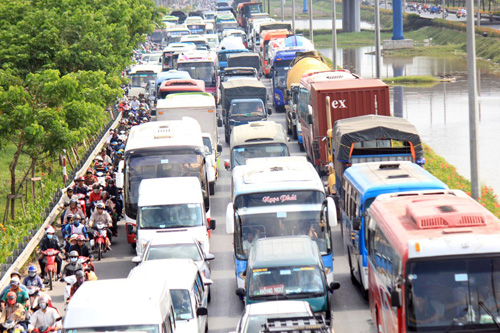 Tin tức trong ngày - Người dân ùn ùn rời Sài Gòn, cửa ngõ phía Tây kẹt cứng