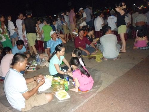 Muôn kiểu đi xem “đại tiệc“ pháo hoa quốc tế tại Đà Nẵng