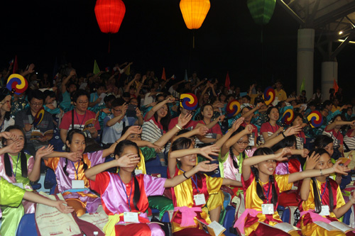 Tin tức trong ngày - Người dân nườm nượp về Hội An xem Hợp xướng quốc tế