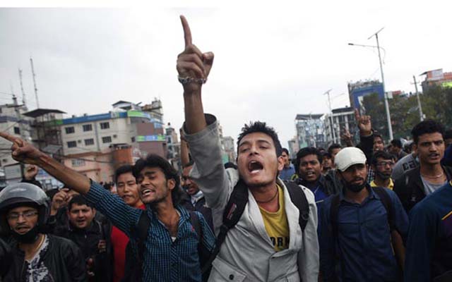 Không được tiếp tế, nạn nhân động đất Nepal giận dữ